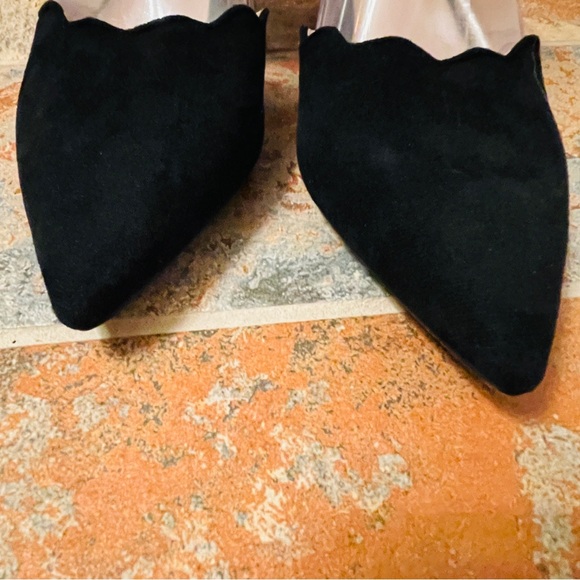 🎩Classic Black Velvety Scalloped Kitten Heel Pointed Toe D’Orsay Style Pumps! - Picture 3 of 14